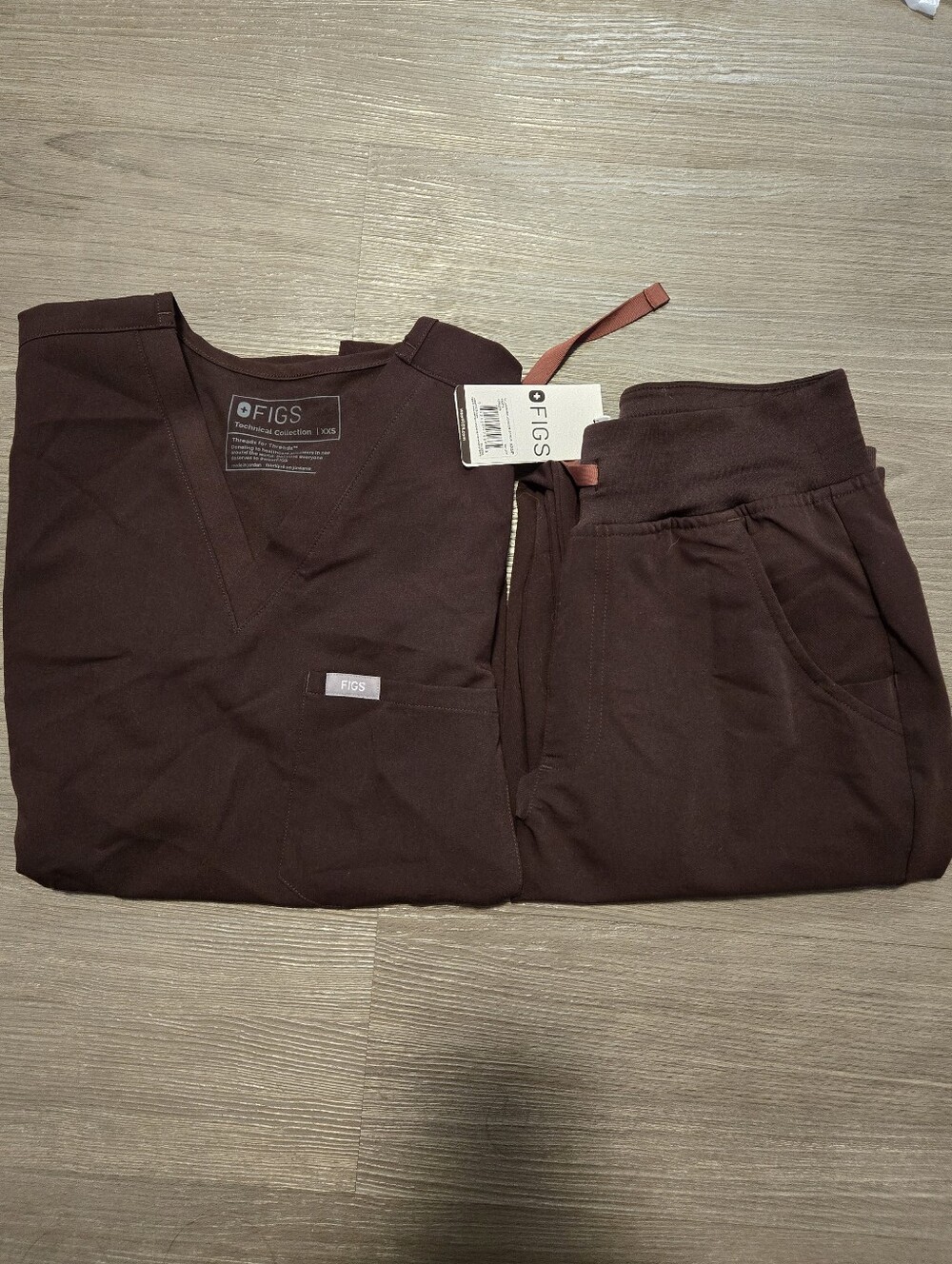 NEW WITH TAGS figs espresso Catarina top size xxs and zamora joggers size xxs pe